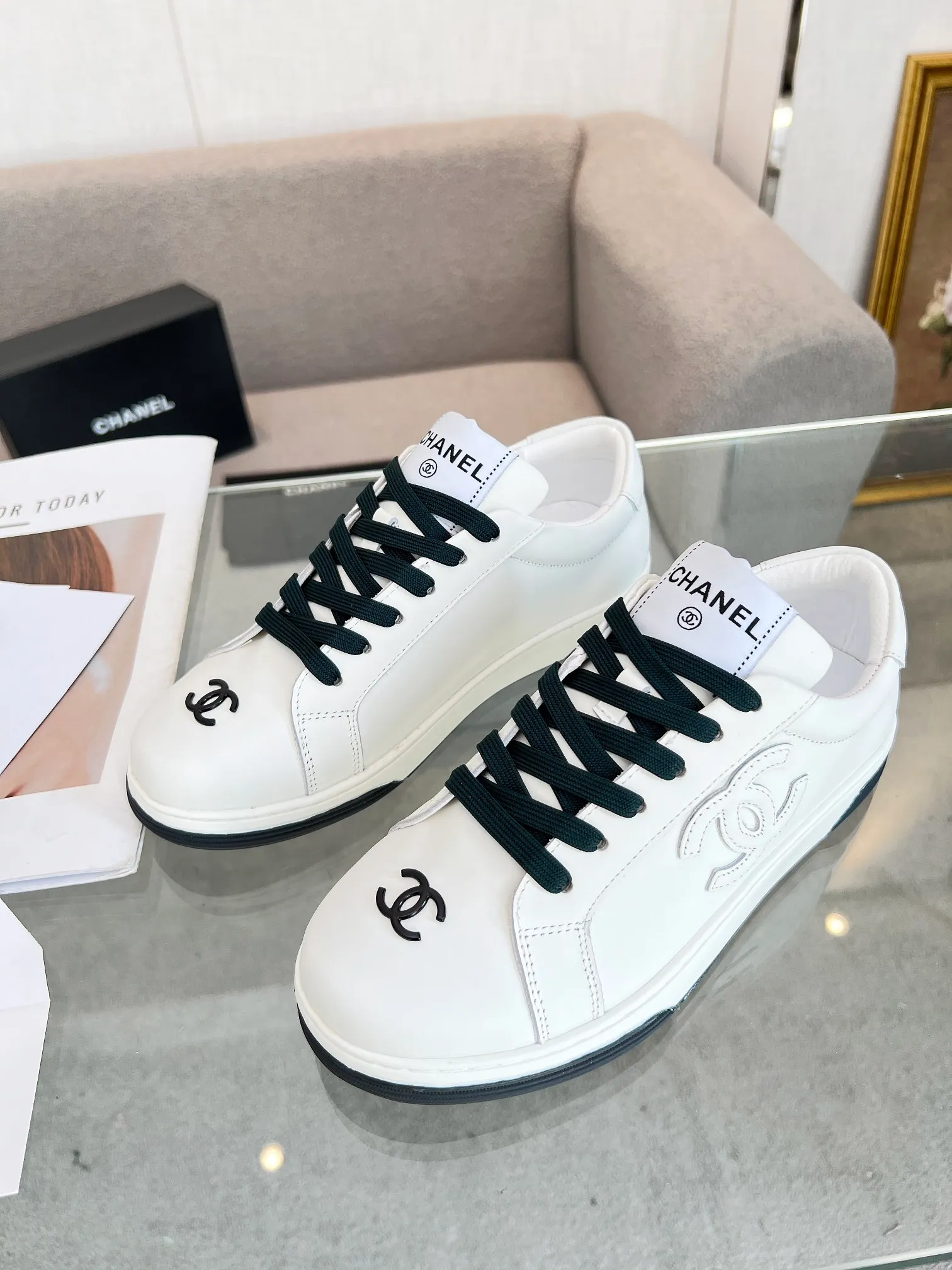 👟👟Ex-factory price 520👟👟Chanel Chanel 24SF latest model full leather panda color white shoes casual sports shoes skateboard shoes original purchase and development production Xiaoxiang C Home Another super popular item in the counter, loved by Internet celebrity bloggers and sisters, and various praises on social platforms. It is very popular, has a high texture, is breathable and super spring and summer. Seeing this issue always arouses the inner desire of girls for fashion. The latest suede material, classic black and white color, full of fashionable feeling on the feet, easy to care for. Fabric: Original customized imported cowhide material. Lining: Customized soft sheepskin lining. Sole: Original molded TPU non-slip outsole. Bottom thickness: 2.5CM. Size: Women's size 35-40 (custom-made sizes 40 are non-refundable)